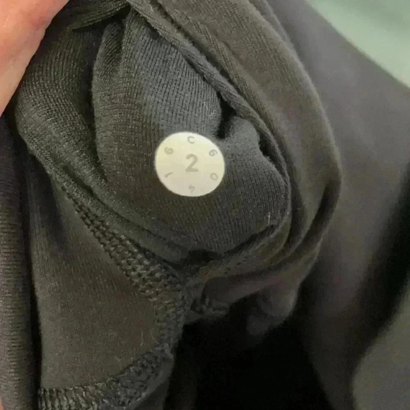 LULULEMON Women’s Capri Leggings - Picture 9 of 9